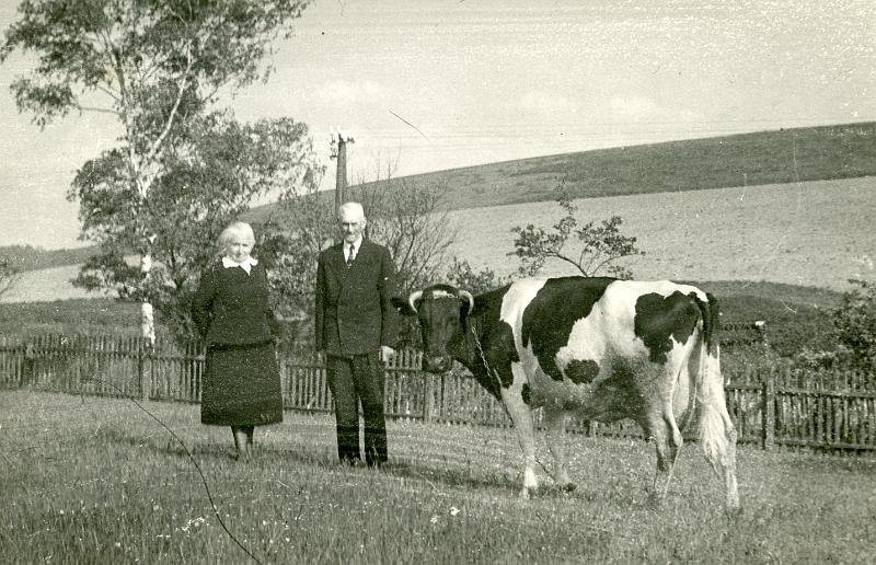 KKE 344.jpg - teściowie Falk (Warmiacy poprzednio Falkowscy, teściowa z domu Lorkowska) - Zuzanny Wojciechowskiej. Gietrzwałd, 1970 r.